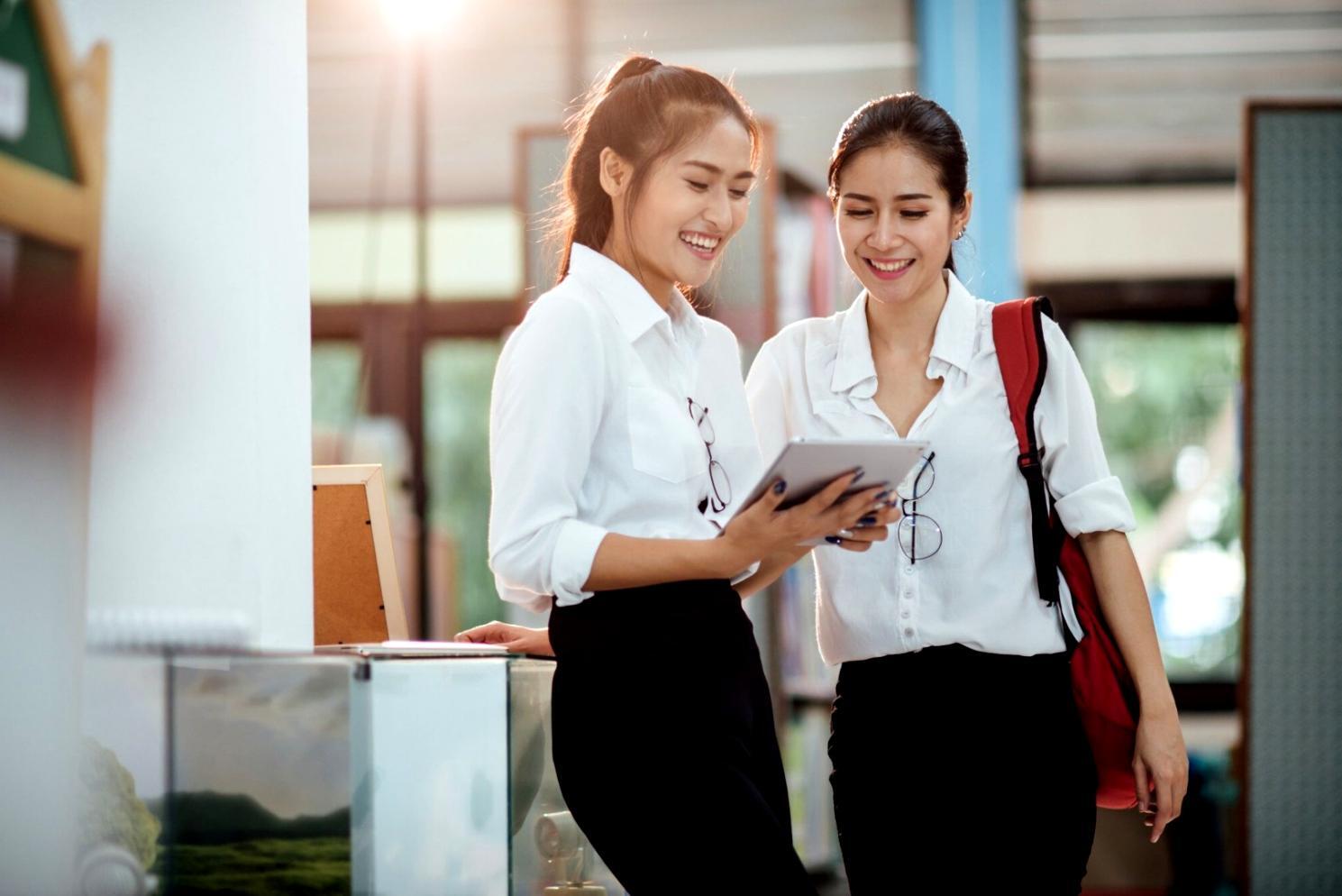 Teambesprechung über Finanzanalyse-Ergebnisse